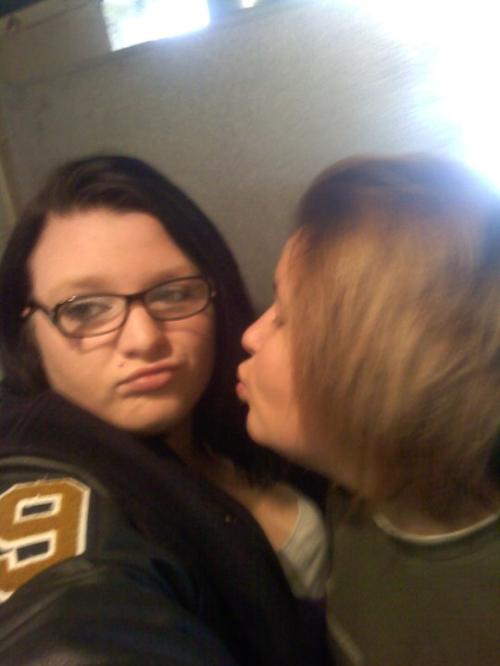 <img500*666:stuff/Bestie_kisses%e2%99%a5.jpg>