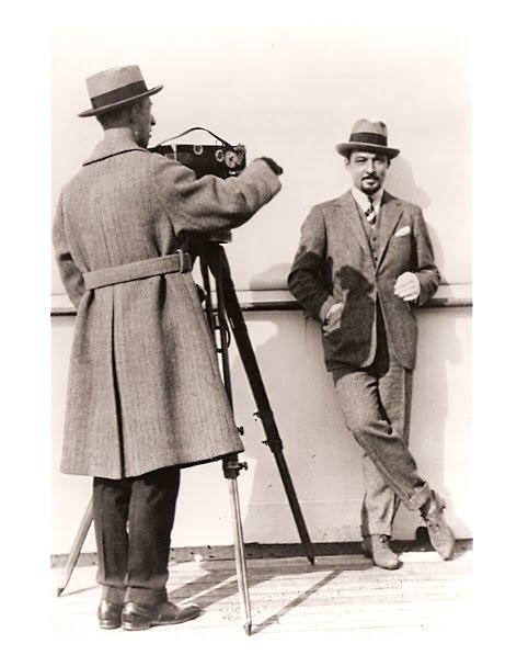 <img0*597:stuff/Candid_photo_of_Rudolph_Valentino..jpg>