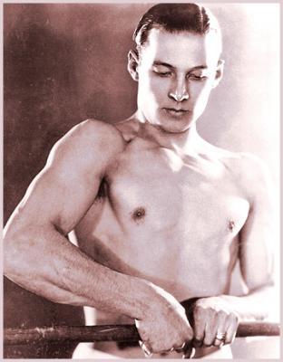 <img0*400:stuff/Rudolph_Valentino_half-naked.jpg>